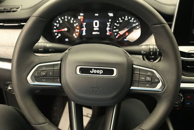 Used 2025 Jeep Compass Latitude AWD/4WD image 9