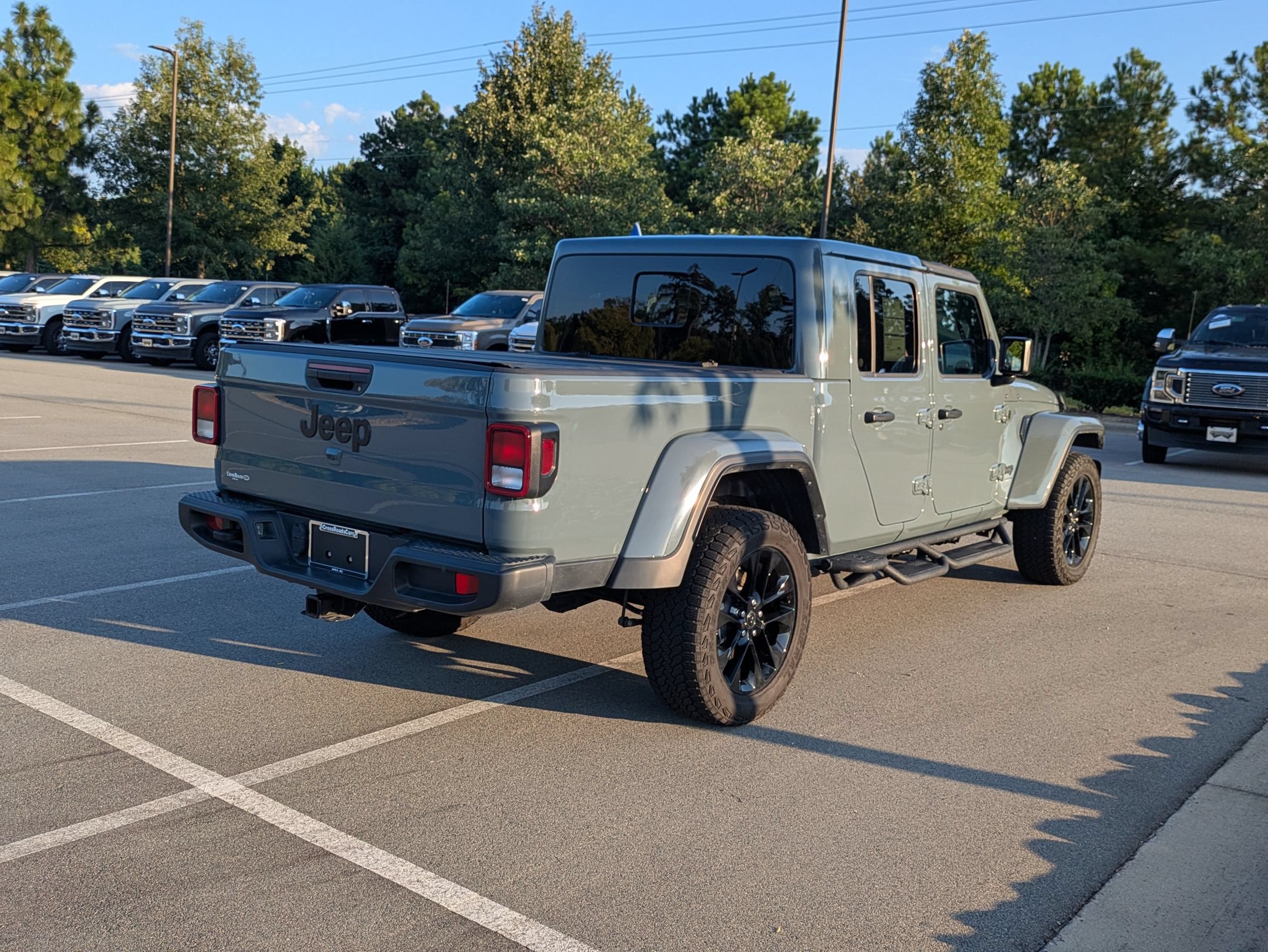 Used 2025 Jeep Gladiator Sport AWD/4WD image 3