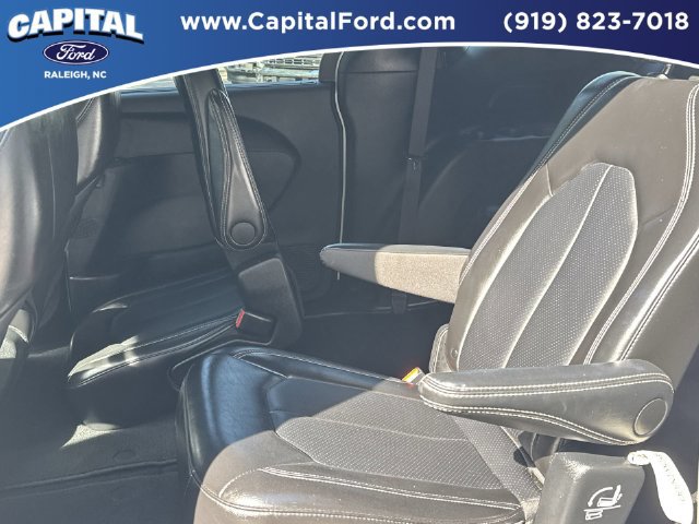 Used 2025 Chrysler Pacifica Select FWD image 18