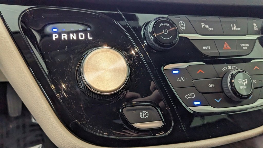 Used 2024 Chrysler Pacifica Touring-L image 26