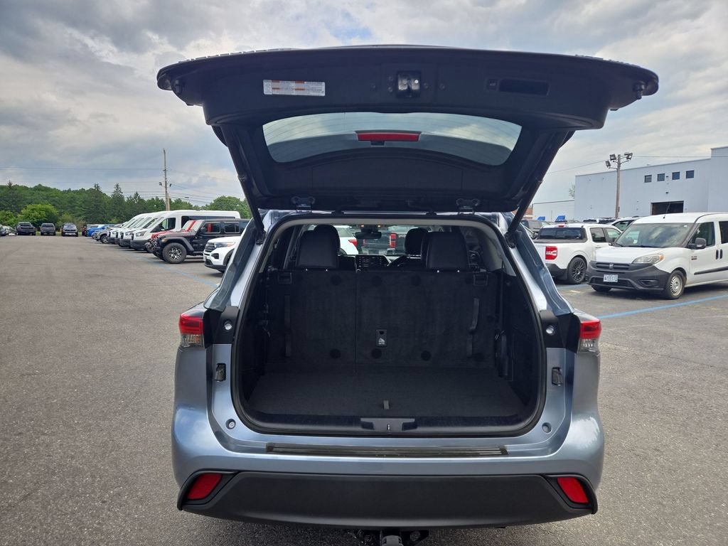 Used 2020 Toyota Highlander XLE AWD/4WD image 3