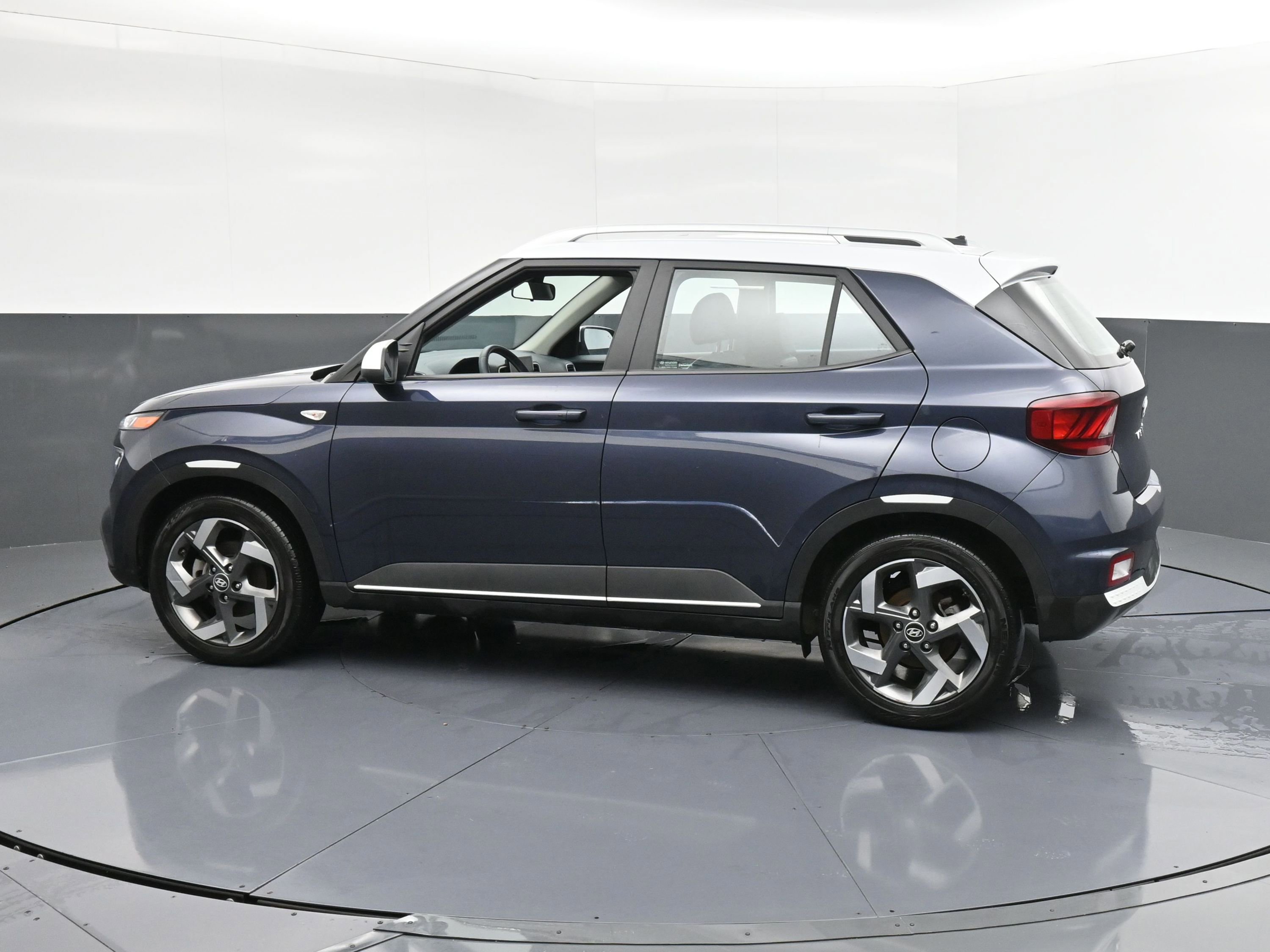 Used 2023 Hyundai Venue Limited w/ Cargo Package image 7