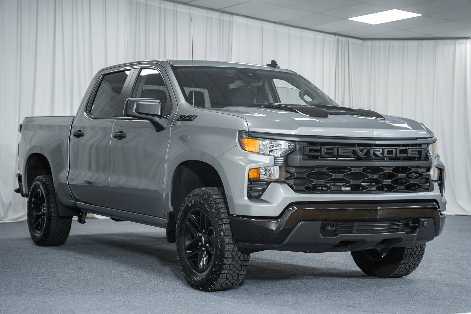 Used 2025 Chevrolet Silverado 1500 Custom Trail Boss w/ Dark Appearance Package image 1