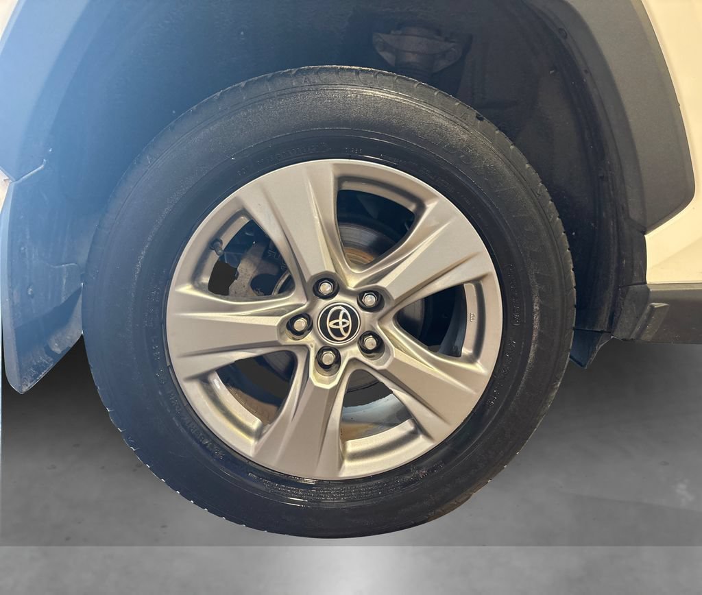 Used 2022 Toyota RAV4 XLE AWD/4WD image 19