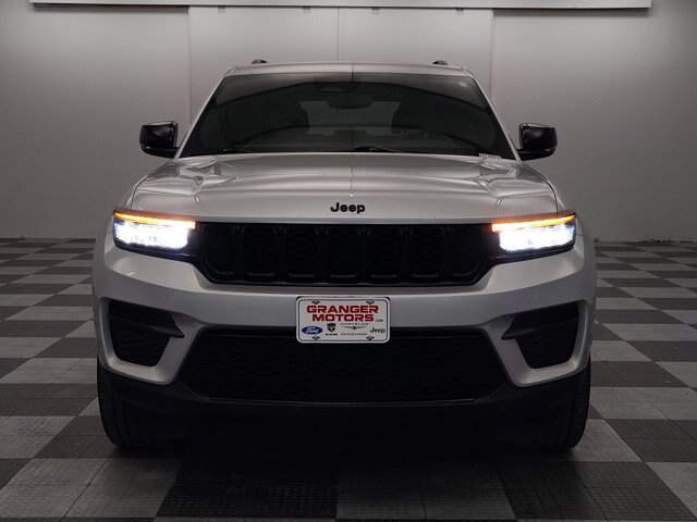 Used 2023 Jeep Grand Cherokee Altitude AWD/4WD image 4