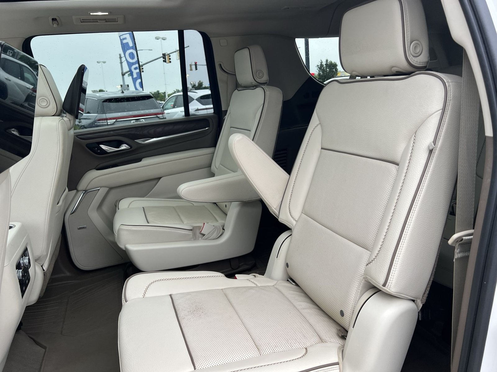Used 2021 GMC Yukon XL Denali w/ Denali Premium Package AWD/4WD image 25