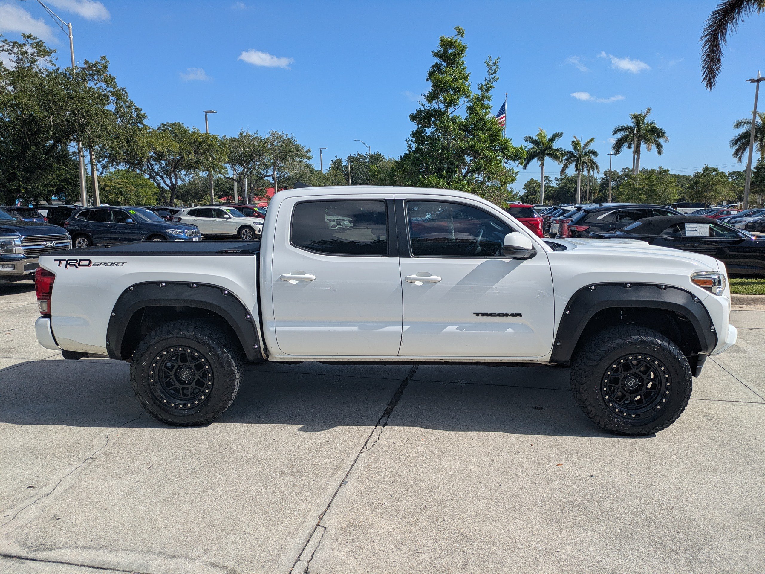 Used 2017 Toyota Tacoma TRD Sport w/ Premium & Technology Package RWD image 3