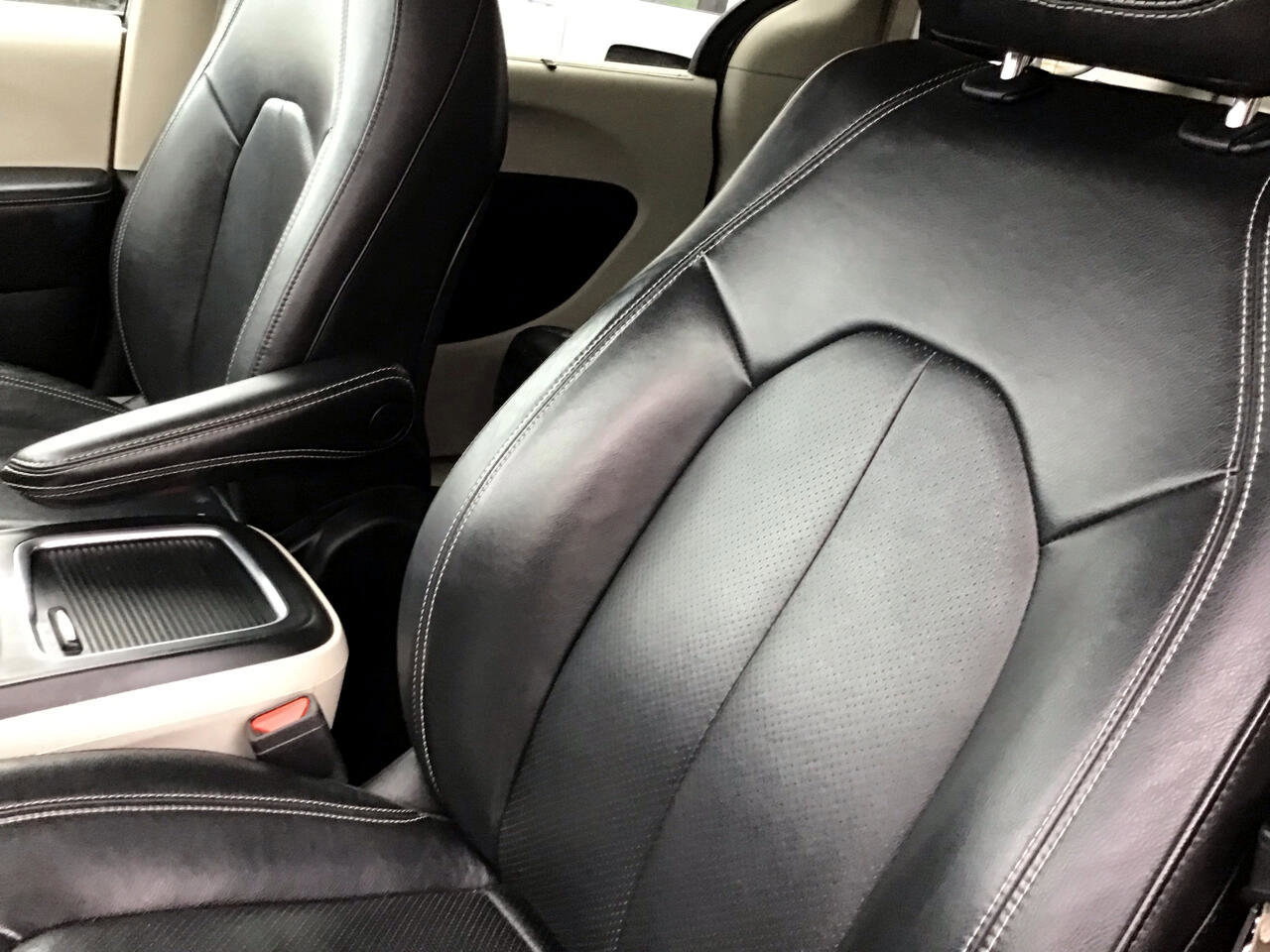 Used 2022 Chrysler Pacifica Touring-L image 16