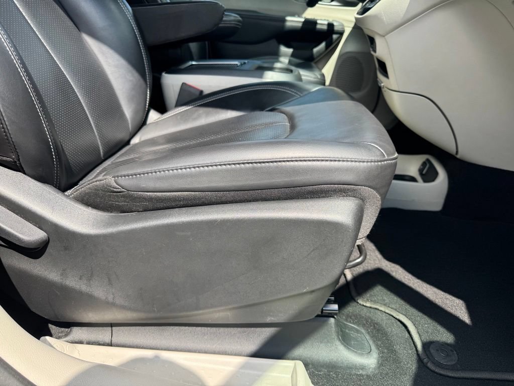 Used 2023 Chrysler Pacifica Touring-L FWD image 17