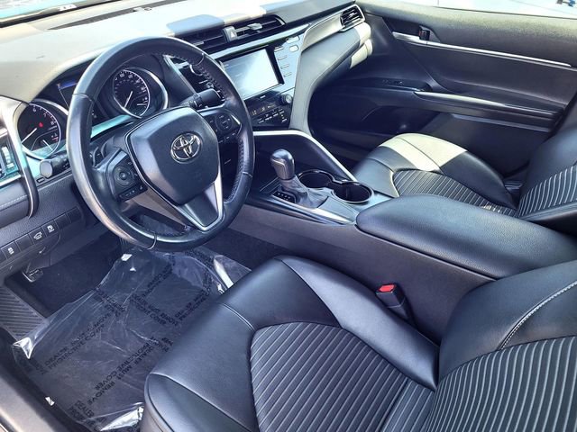 Used 2020 Toyota Camry SE w/ Blackout Package image 10