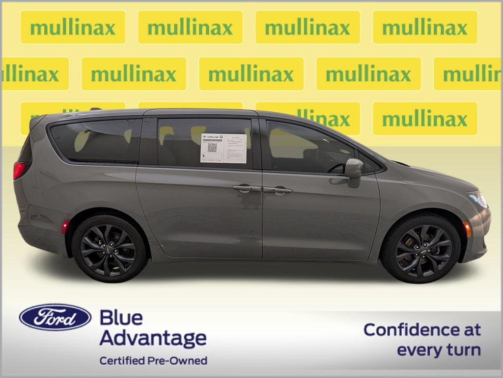 Used 2020 Chrysler Pacifica Touring w/ S Appearance Package FWD video 2