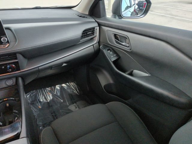 Used 2024 Nissan Rogue S FWD image 17