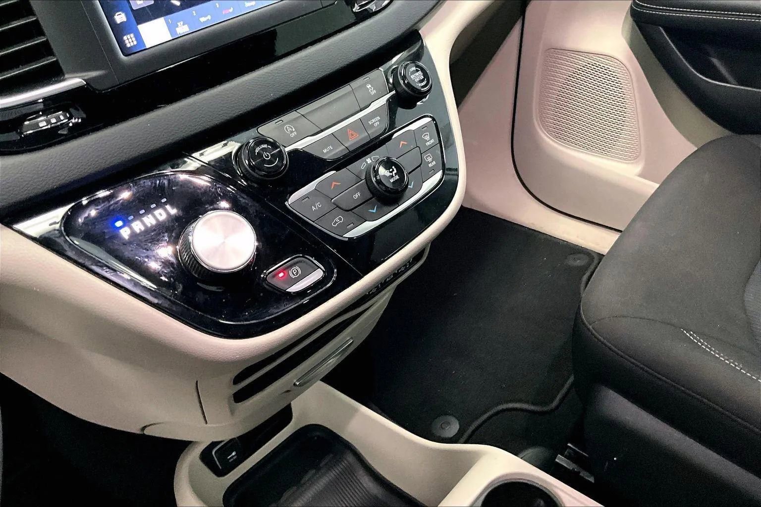 Used 2023 Chrysler Voyager LX image 16