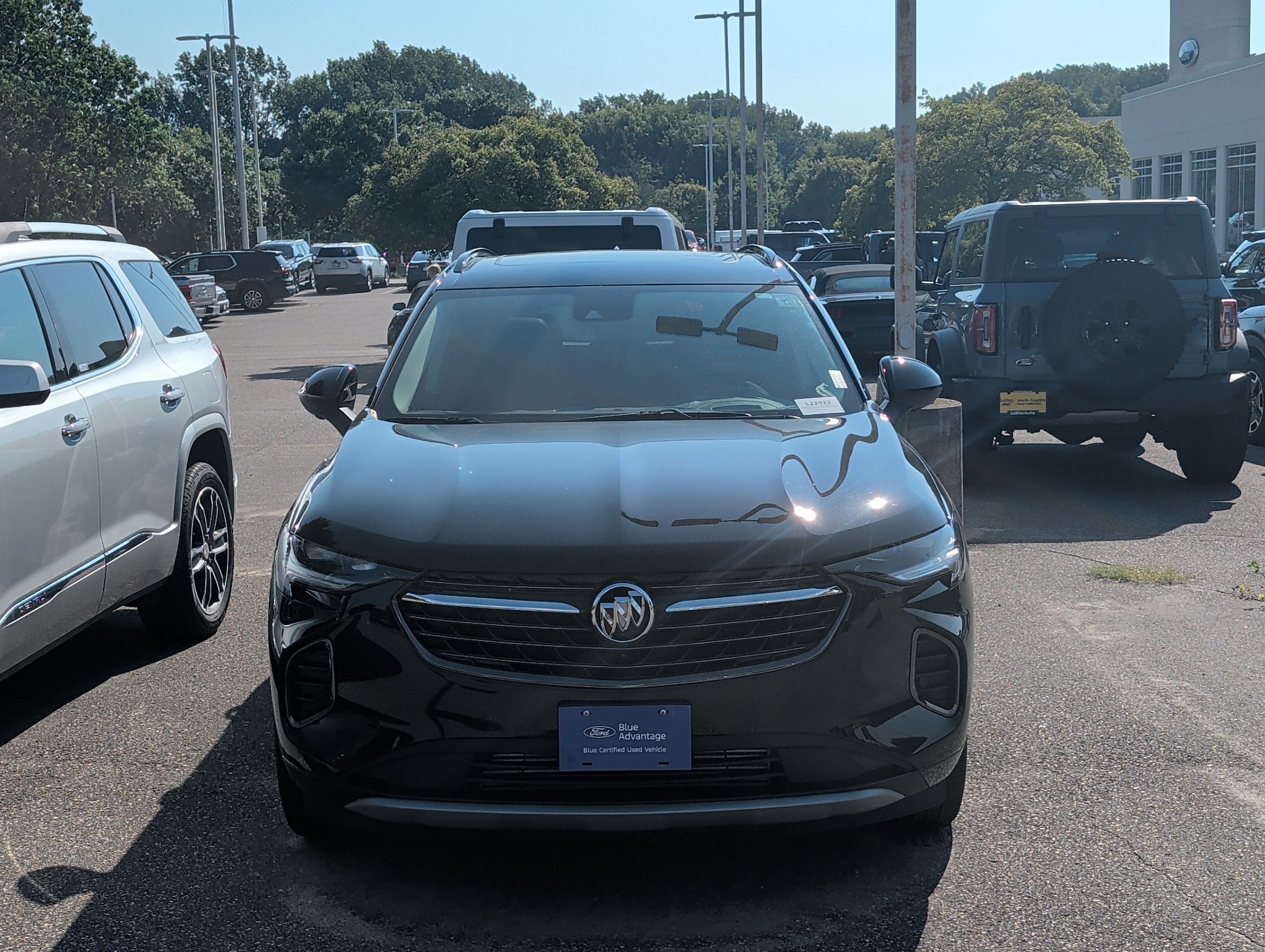 Used 2022 Buick Envision Essence w/ Technology Package II AWD/4WD image 2