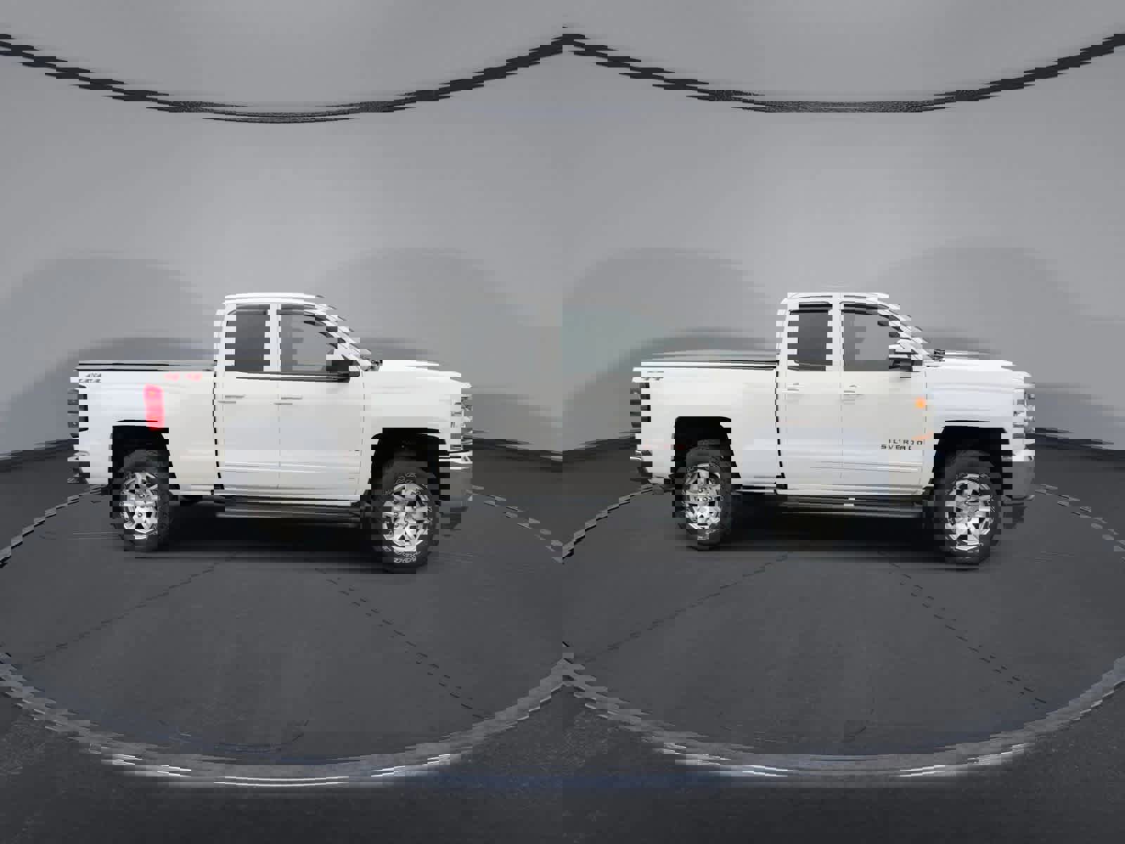Used 2018 Chevrolet Silverado 1500 LT image 2