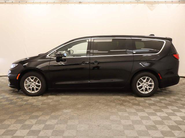 Used 2025 Chrysler Pacifica Select FWD image 15