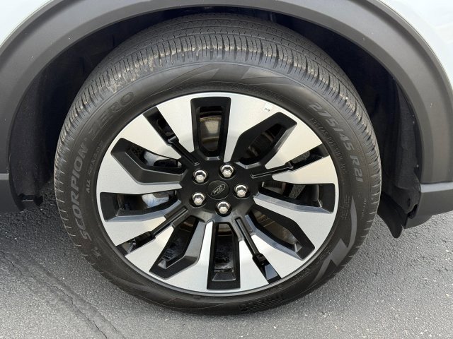 Certified 2025 Ford Explorer Platinum w/ LUX Leather Package image 9