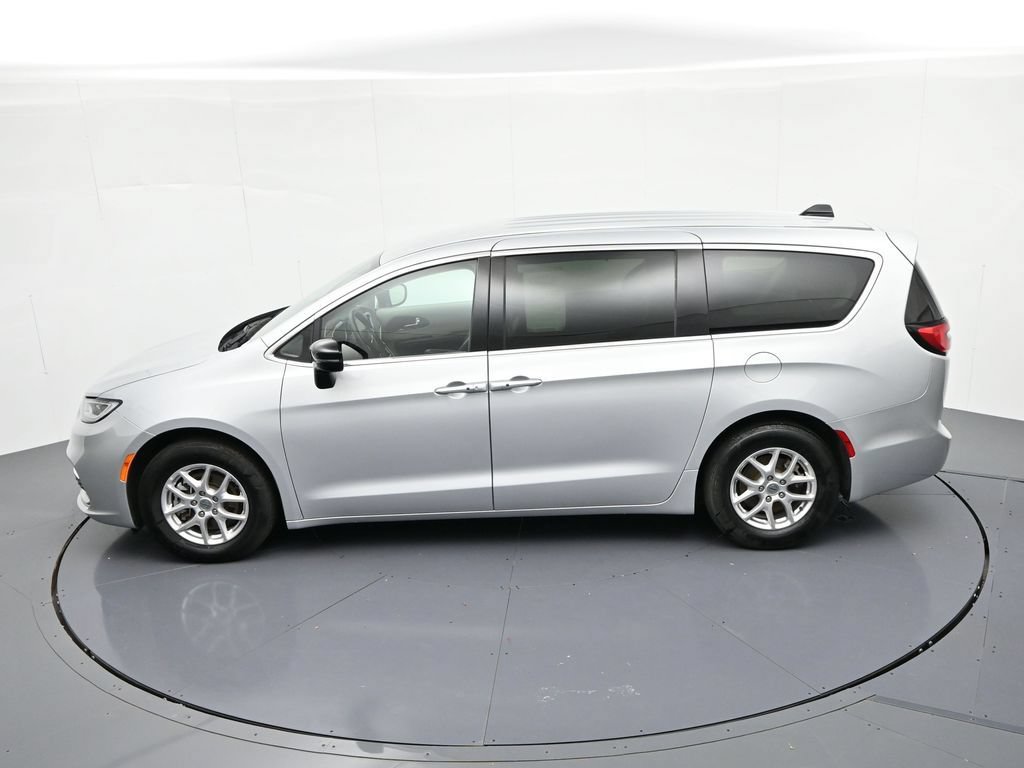 Used 2024 Chrysler Pacifica Touring-L FWD image 19