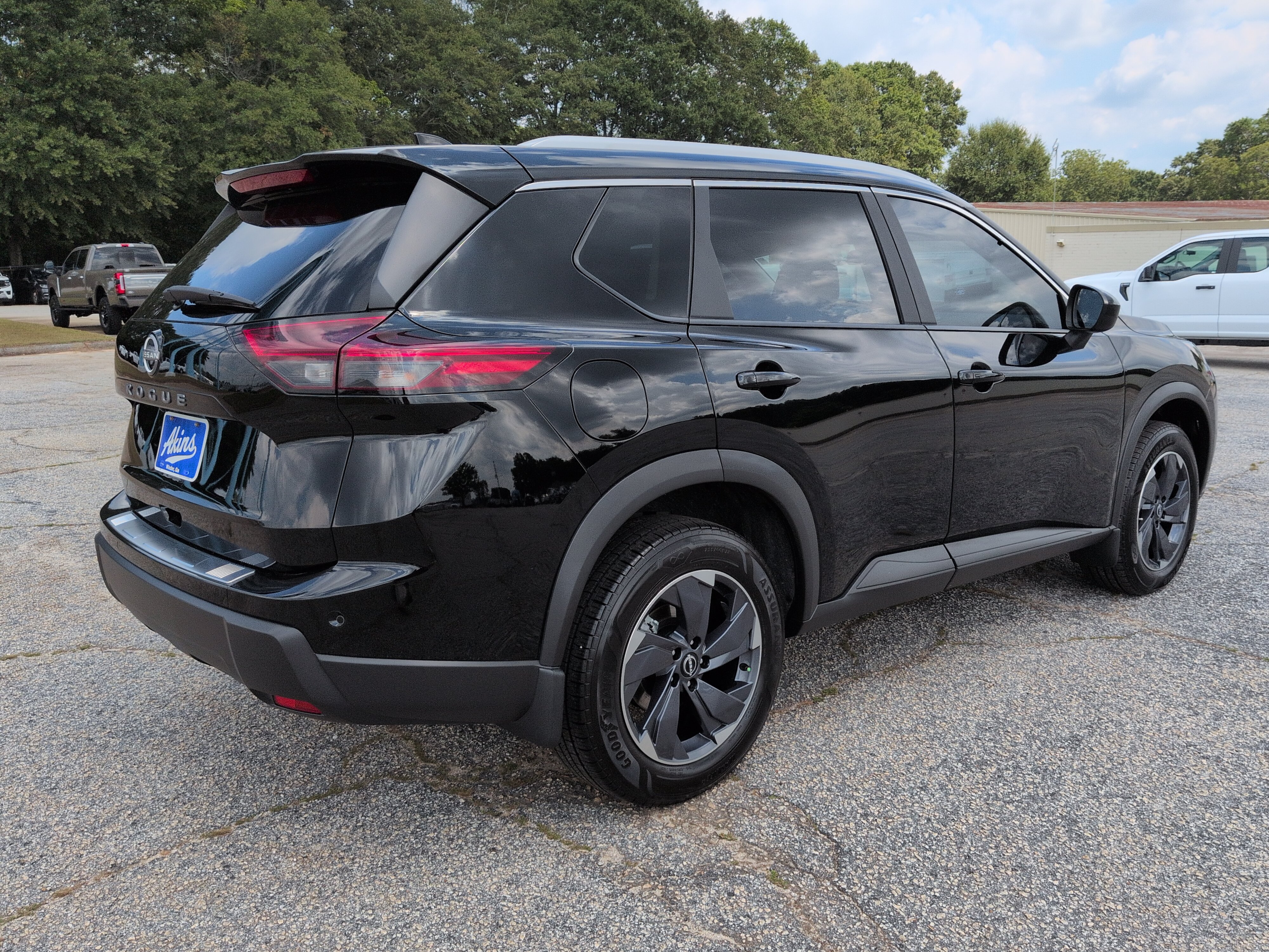 Used 2025 Nissan Rogue SV w/ SV Premium Package FWD image 3