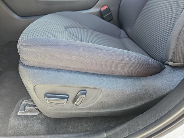 Used 2024 Toyota Highlander LE FWD image 19