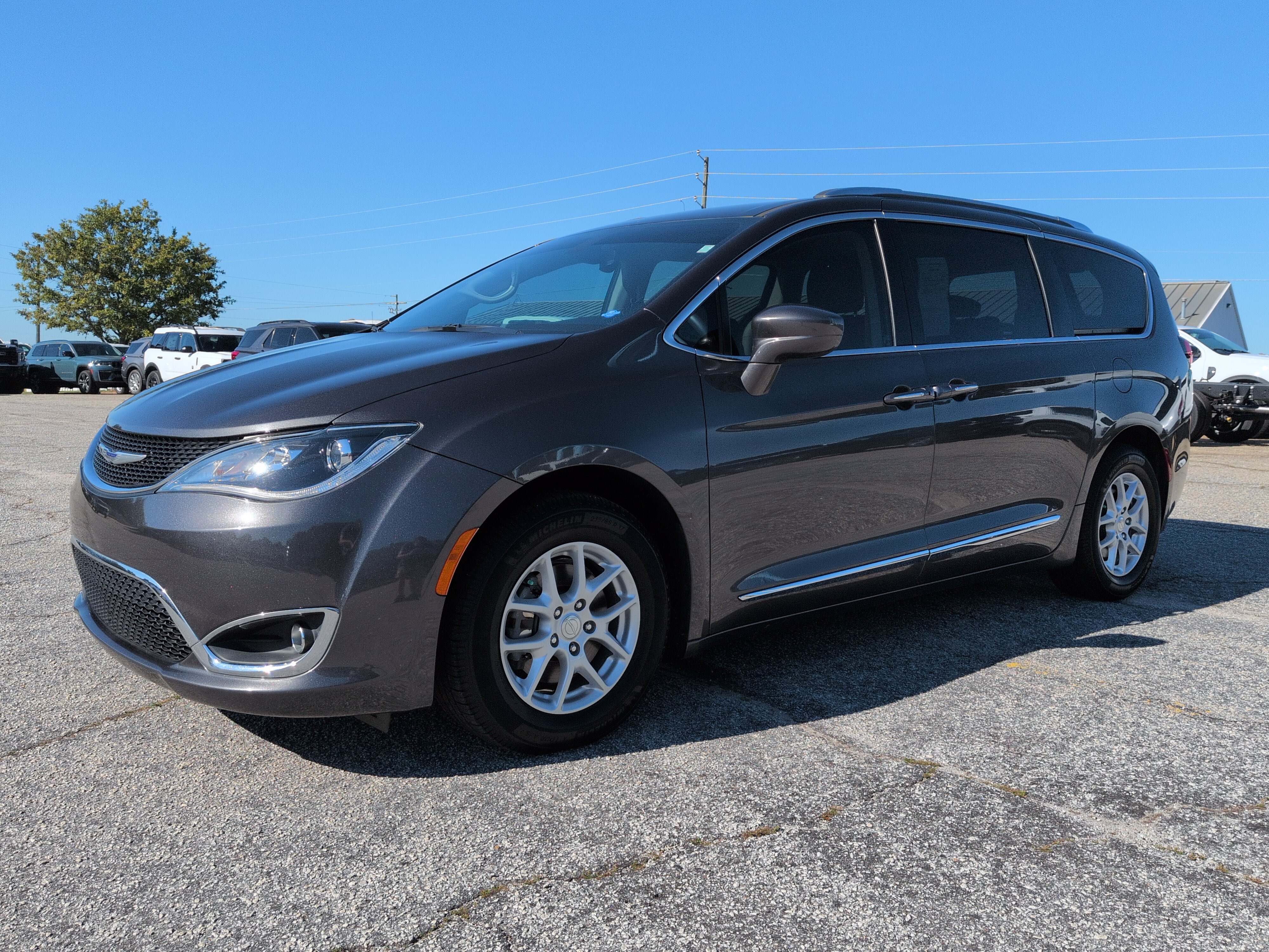 Used 2020 Chrysler Pacifica Touring-L FWD image 6