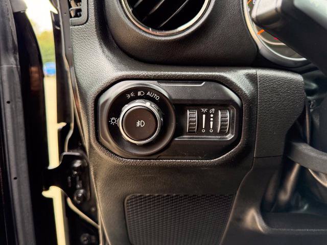Used 2022 Jeep Wrangler Unlimited Sahara AWD/4WD image 21
