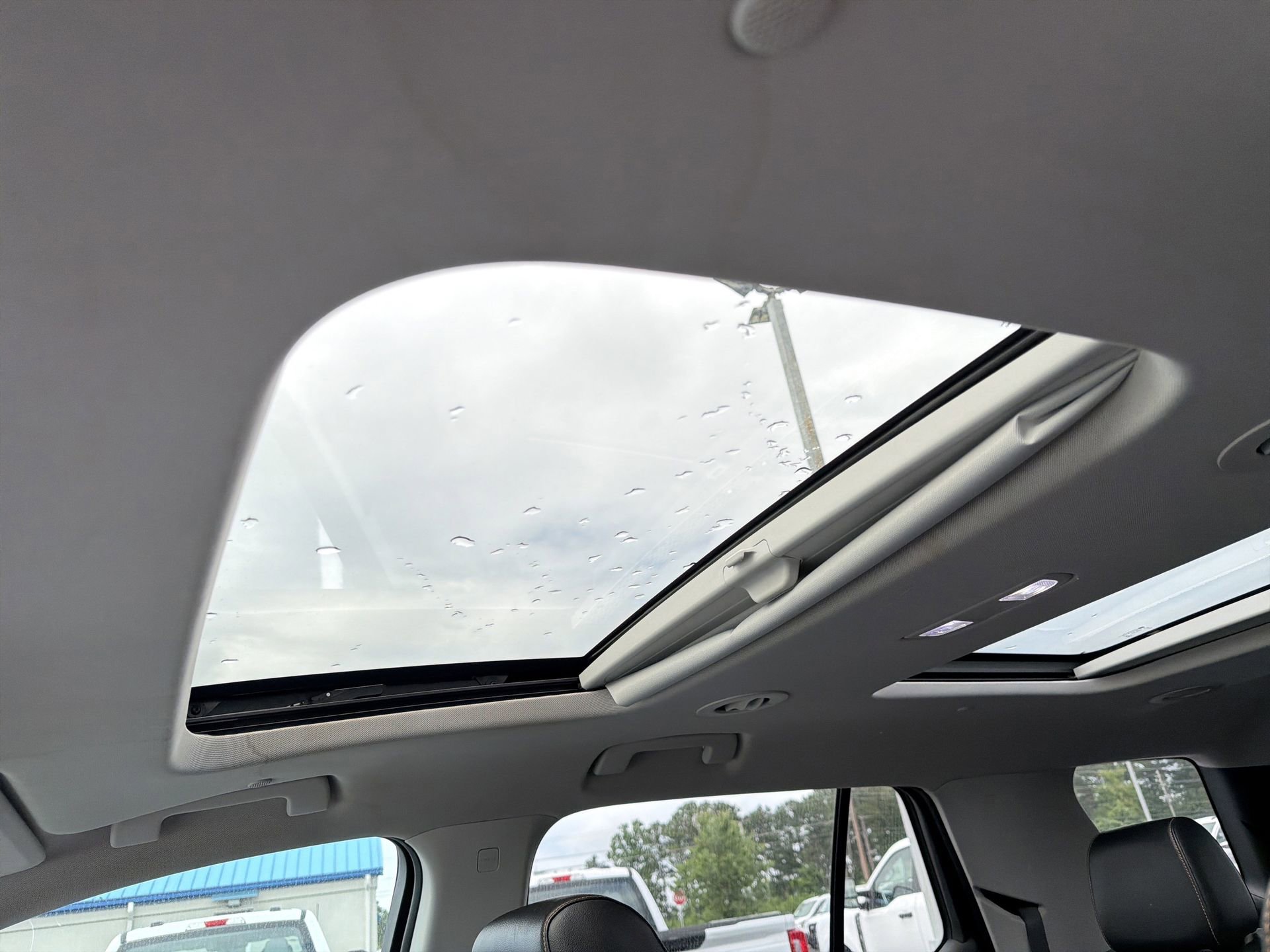 Used 2019 Chevrolet Traverse LT w/ LT Premium Package FWD image 4