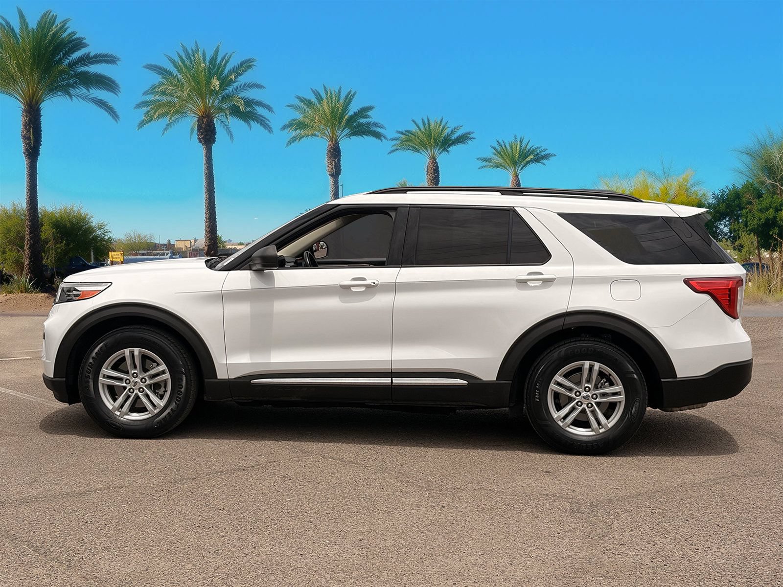 Certified 2021 Ford Explorer XLT RWD image 2