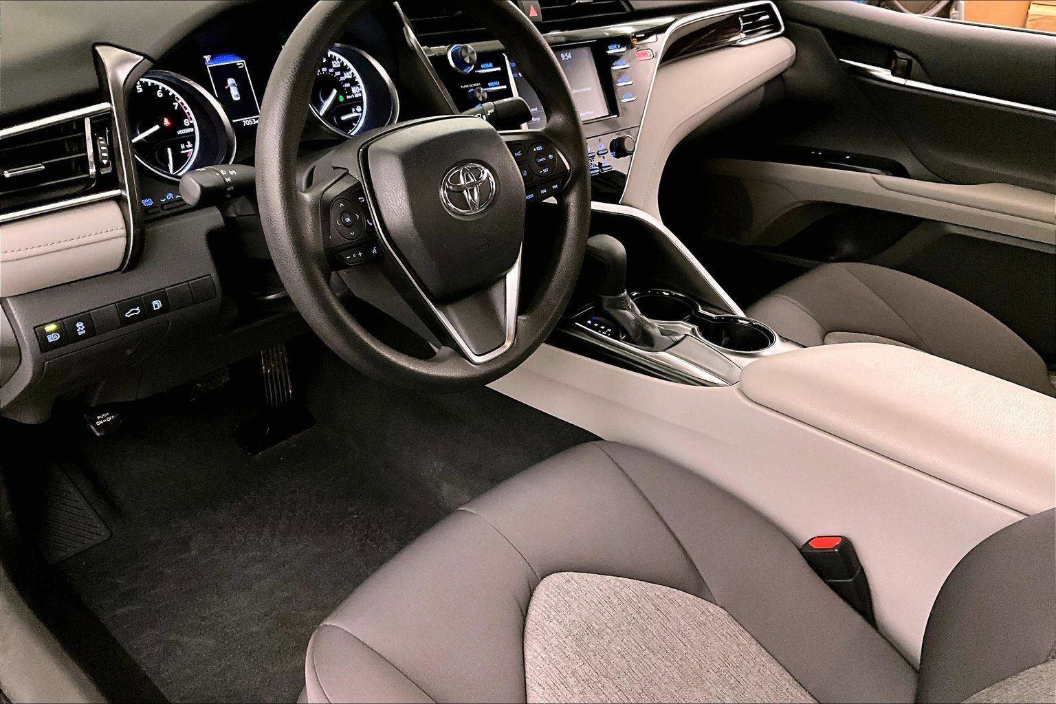 Used 2018 Toyota Camry LE image 12