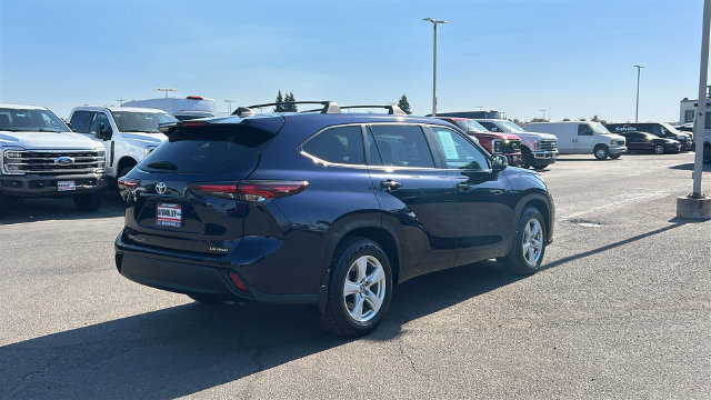 Used 2024 Toyota Highlander LE AWD/4WD image 3
