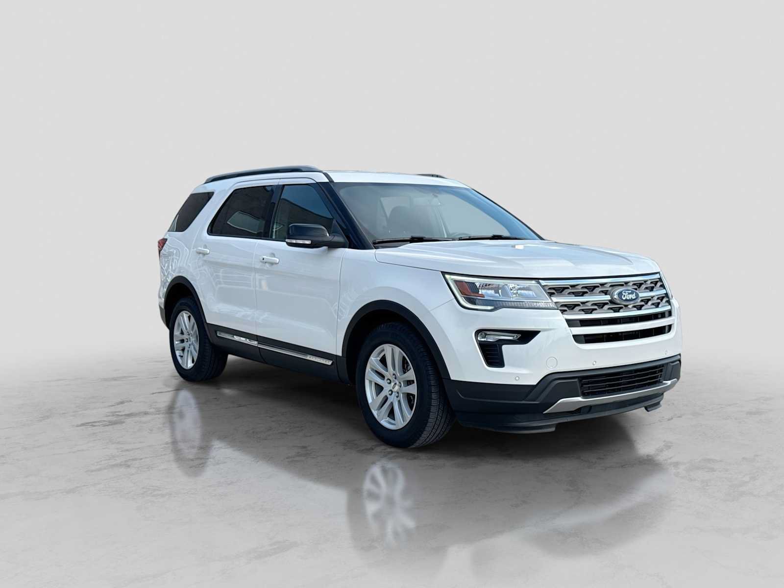 Certified 2018 Ford Explorer XLT w/ XLT Technology Feature Bundle FWD image 8