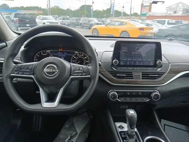 Used 2024 Nissan Altima 2.5 SV FWD image 25