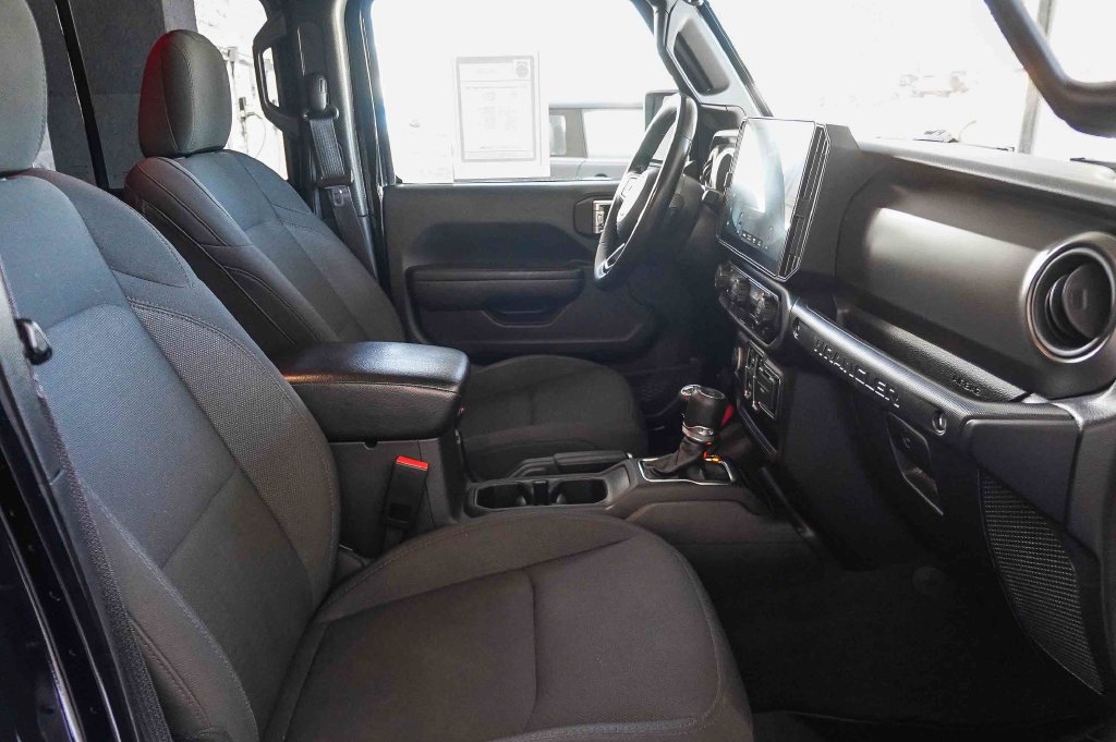 Used 2022 Jeep Wrangler Unlimited Sport AWD/4WD image 19