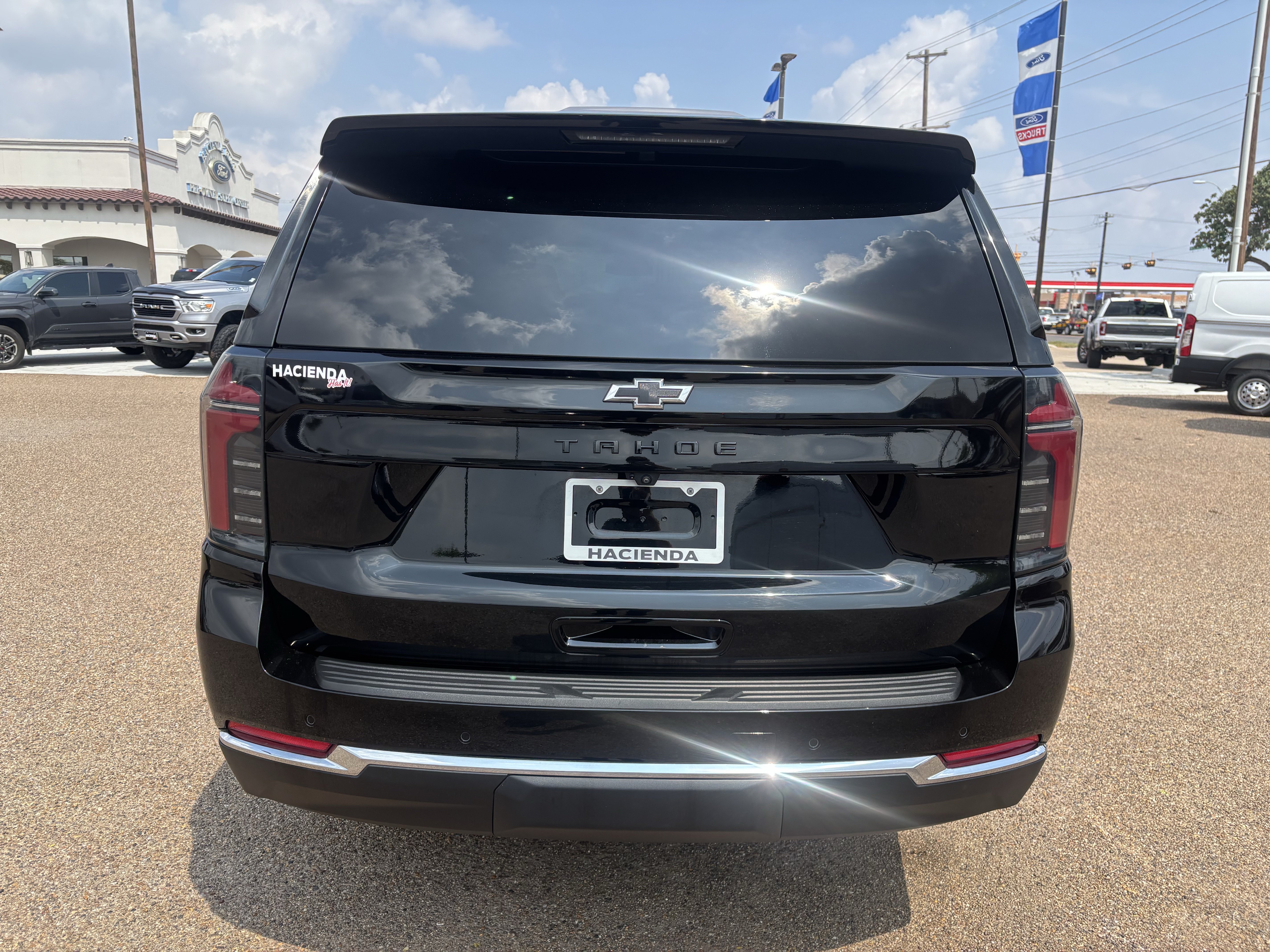 Used 2025 Chevrolet Tahoe LS RWD image 3