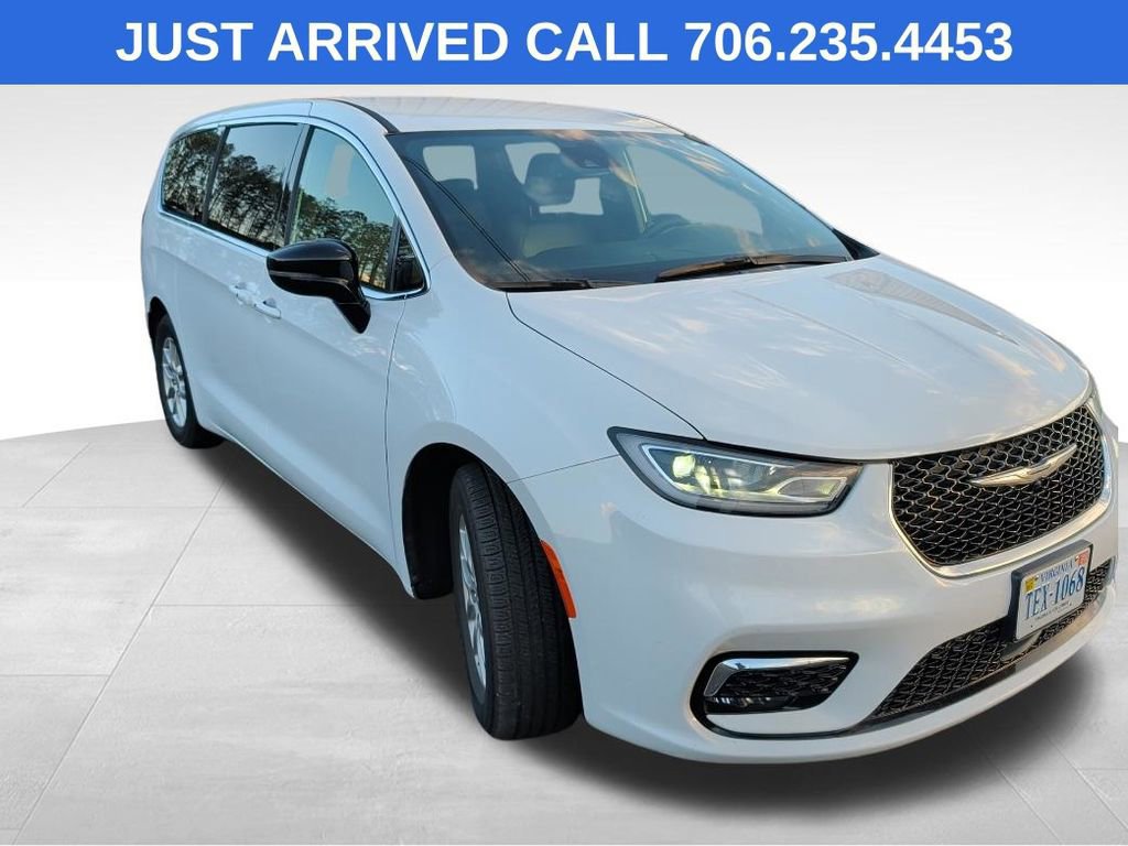 Used 2025 Chrysler Pacifica Select image 4