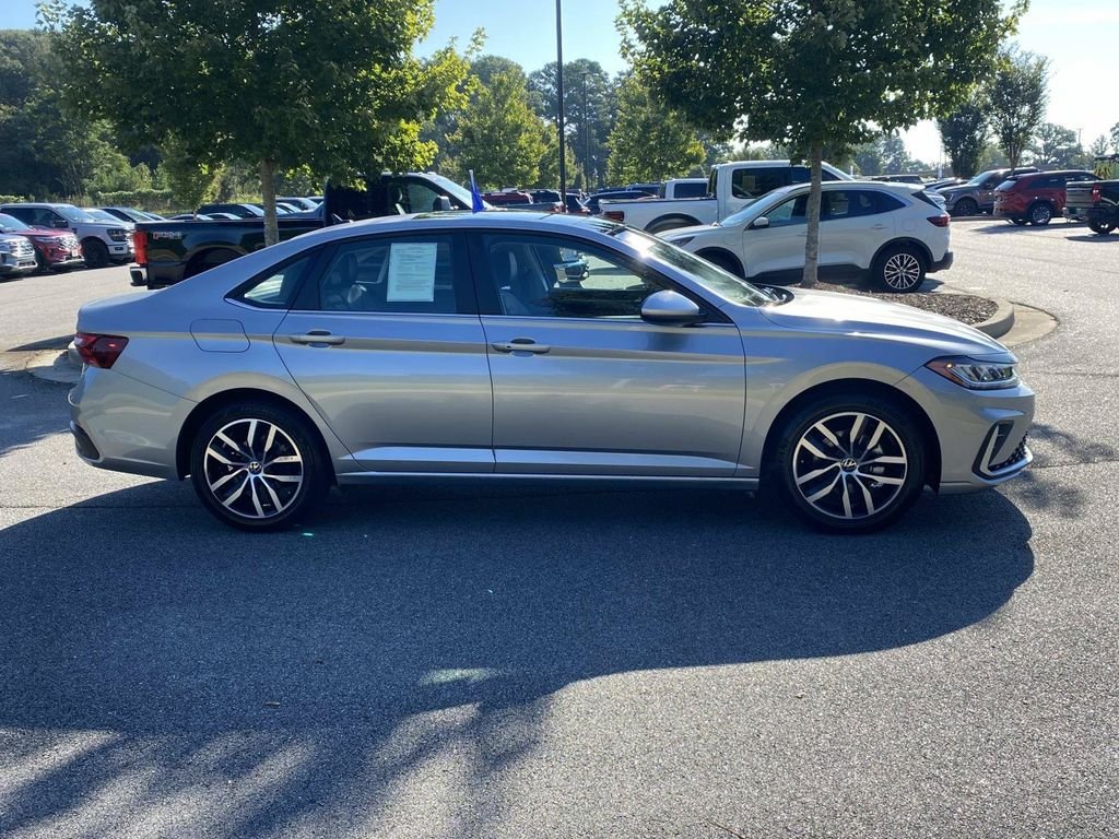 Used 2025 Volkswagen Jetta SE FWD image 2