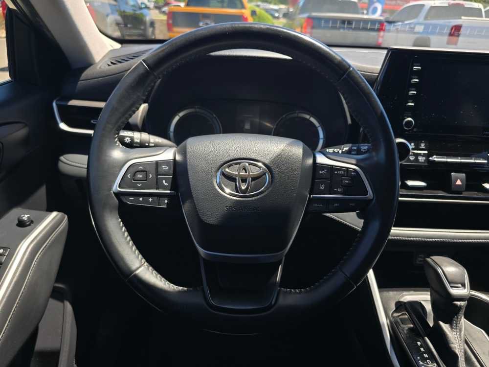 Used 2022 Toyota Highlander LE FWD image 11