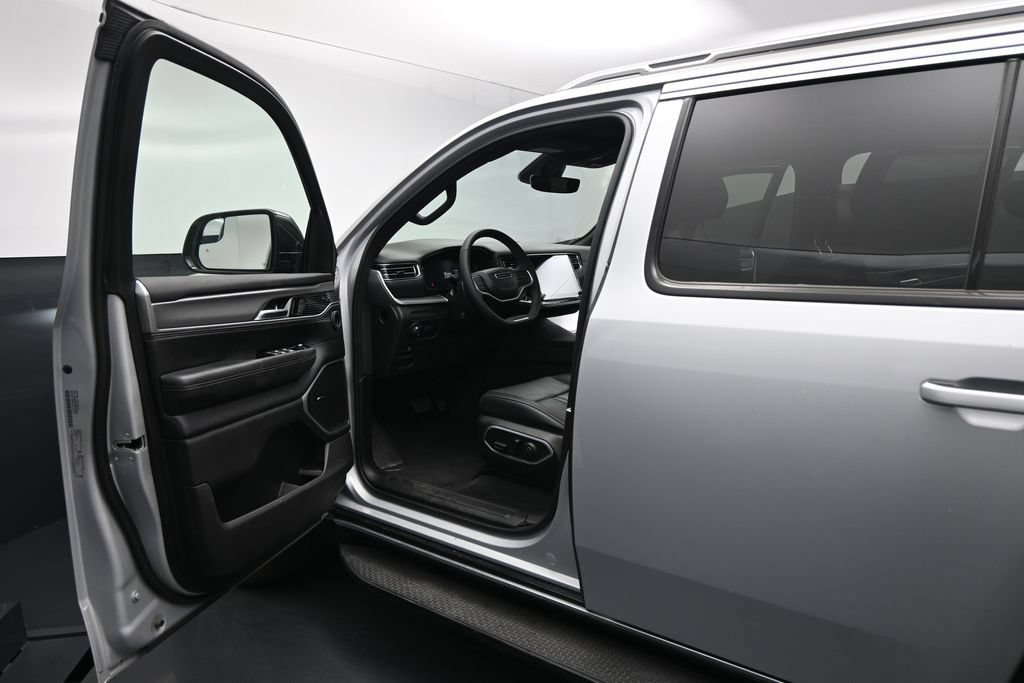 Used 2025 Jeep Wagoneer Series II AWD/4WD image 9