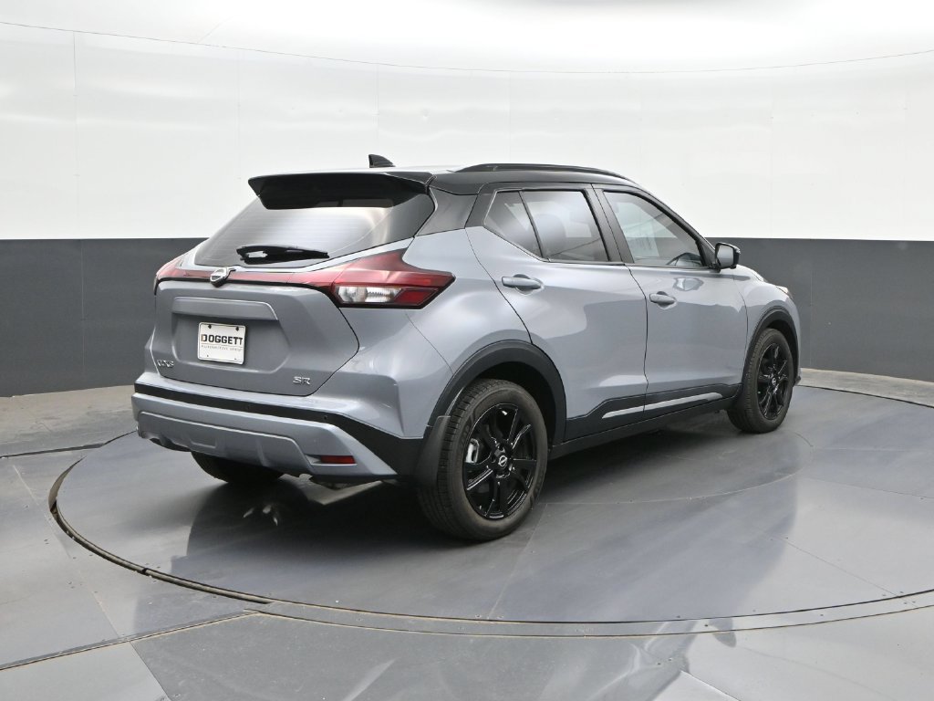 Used 2022 Nissan Kicks SR w/ Interior Electronics Package FWD image 11