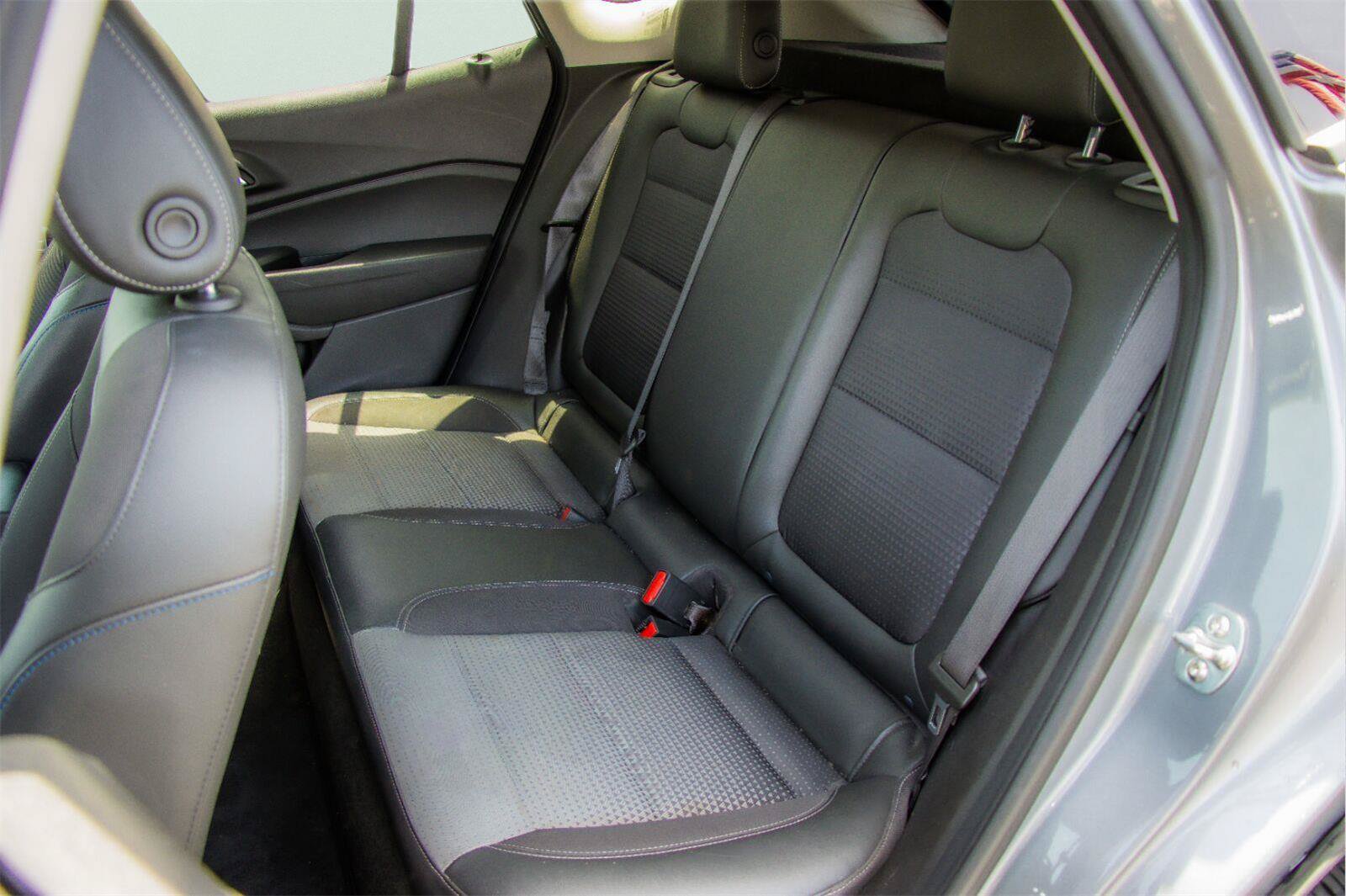 Used 2025 Chevrolet Trax LT FWD image 9