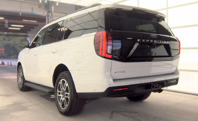 Certified 2025 Ford Expedition Active AWD/4WD image 23
