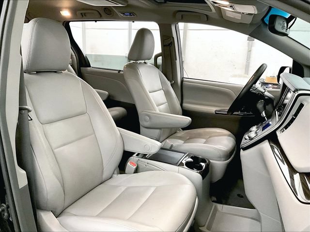 Used 2017 Toyota Sienna XLE Premium AWD/4WD image 7