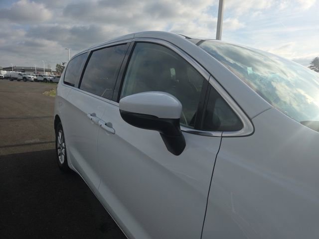 Used 2023 Chrysler Pacifica Touring-L FWD image 5