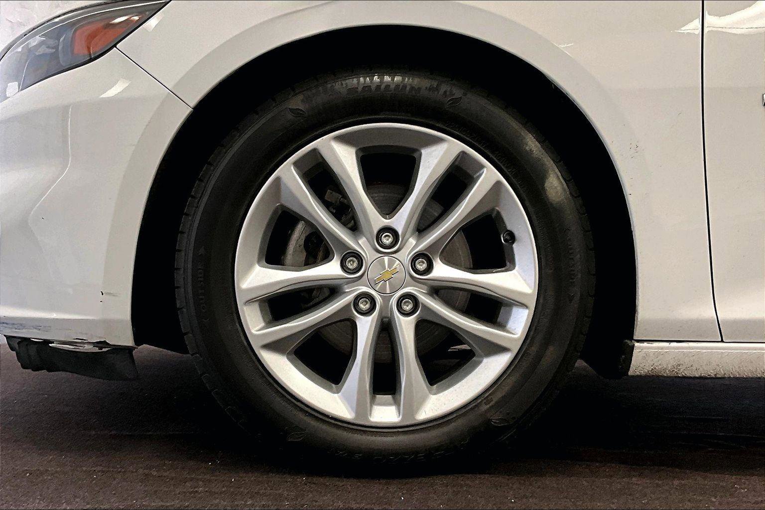 Used 2017 Chevrolet Malibu LT image 8