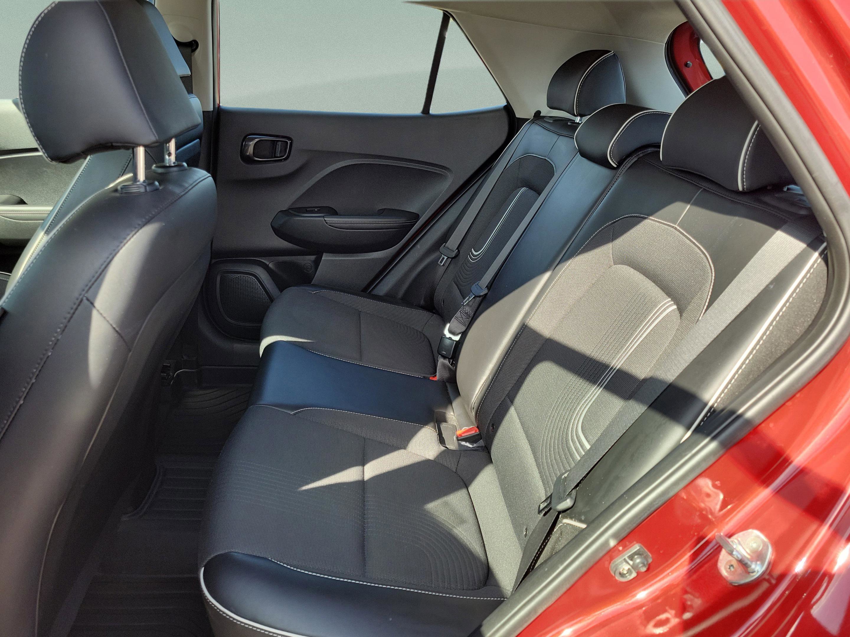 Used 2023 Hyundai Venue Limited image 20