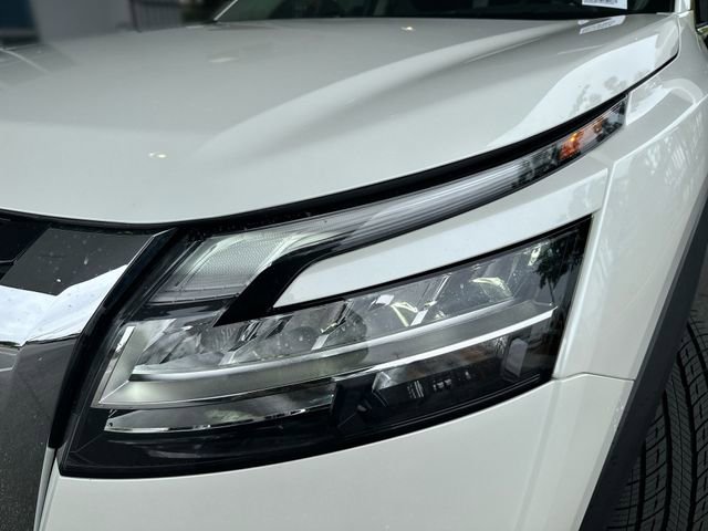 Used 2024 Nissan Pathfinder Platinum AWD/4WD image 9