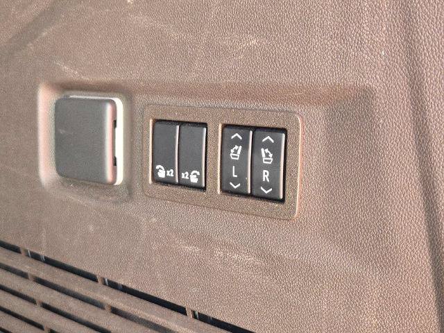 Used 2022 GMC Yukon SLT w/ SLT Premium Package AWD/4WD image 17