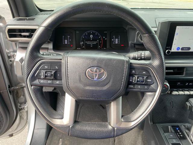 Used 2025 Toyota 4Runner SR5 AWD/4WD image 17
