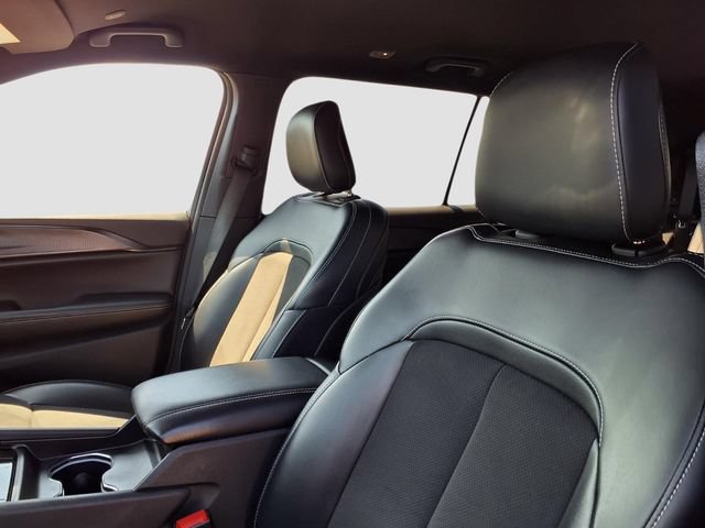 Used 2023 Jeep Grand Cherokee L Laredo AWD/4WD image 17