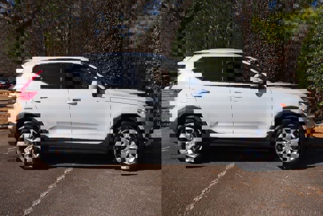 Used 2020 Volvo XC40 T4 Momentum image 8